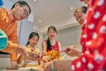 BESUCH Glückliche asiatische Familie beim gemeinsamen Essen am Tisch zum chinesischen Neujahr — Stockfoto
