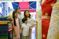 LIBERTAS Feliz joven familia asiática juntos en el mercado callejero - foto de stock