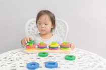 Jeune petit asiatique tout-petit fille jouer avec éducatif jouets — Photo de stock