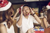 Junges asiatisches Paar macht Selfie in Weihnachtsmannhüten — Stockfoto