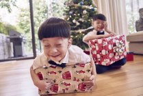 Felice giovani ragazzi asiatici che celebrano il Natale insieme — Foto stock