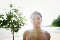 Jovem atraente asiático homem ao ar livre — Fotografia de Stock
