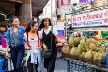 Namoradas estão se divertindo comprando comida de rua em Chinatown, Tailândia — Fotografia de Stock