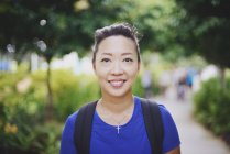 Retrato de joven deportivo asiático mujer en parque - foto de stock