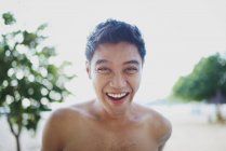 Joven atractivo feliz asiático hombre - foto de stock