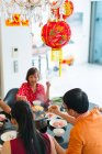LIBERTAS Familia asiática feliz comiendo juntos en la mesa - foto de stock