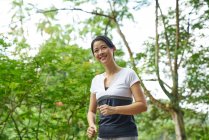 Frau joggt in botanischen Gärten, Singapore — Stockfoto