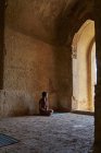 Giovane signora che riposa all'interno del tempio antico, Pagoda, Bagan, Myanmar — Foto stock