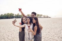 Attraente giovani asiatico amici avendo bere e prendere selfie — Foto stock