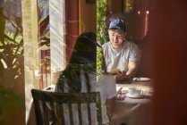 Junges Paar bei einer Tasse Tee im Café — Stockfoto