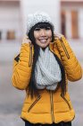 Jovem atraente asiático mulher posando para câmera no rua — Fotografia de Stock