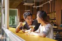 Jovem asiático casal ter data no café — Fotografia de Stock