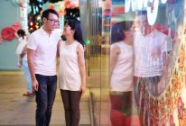 RELEASES Happy young asian couple walking in shopping mall — Stock Photo