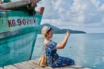 Молодая женщина фотографируется в рыбацкой деревне Пан Ао Яй — стоковое фото
