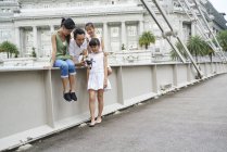 Family exploring Boat Quay, Singapore — Stock Photo