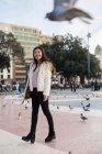 Joven mujer china en las calles de Barcelona - foto de stock
