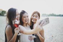 Schöne junge asiatische Frauen machen Selfie mit Wein — Stockfoto