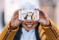 Jovem atraente asiático mulher tomando selfie no rua — Fotografia de Stock