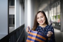 Glücklich schöne asiatische Frau beim Einkaufen mit Shopping — Stockfoto