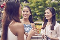 Jeune attrayant asiatique femmes à noël shopping — Photo de stock