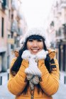 Jeune attrayant asiatique femme posant à caméra sur rue — Photo de stock