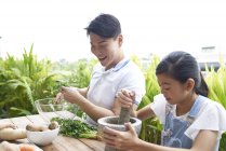 Heureux asiatique père et fille préparation de nourriture ensemble à la maison — Photo de stock