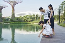 Familie neugierig auf den See in Gärten an der Bucht, singapore — Stockfoto