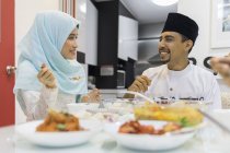 Glückliches asiatisches Paar feiert hari raya zu Hause — Stockfoto