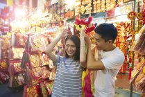 Молодая азиатская пара проводит время вместе на традиционном базаре в китайском Новом году — стоковое фото
