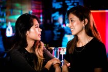 Boas namoradas se divertindo no clube noturno — Fotografia de Stock