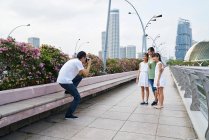 Familie chillt an der Promenadenbrücke, singapore — Stockfoto