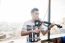 Young asian musician male with violin — Stock Photo