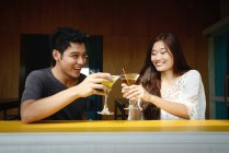 Jovem asiático casal beber cocktails no café juntos — Fotografia de Stock