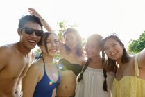 Молоді привабливі азіатські друзі беруть селфі — стокове фото