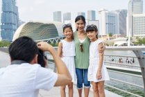 Relajación familiar en el puente de la explanada, Singapur - foto de stock