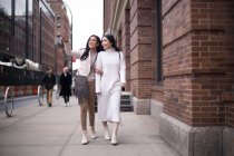 Два красивих азіатських жінок разом в Нью-Йорк, США — стокове фото