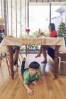 Felice giovane famiglia asiatica che celebra il Natale insieme — Foto stock