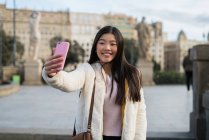 Joven turista tomando selfie en Barcelona - foto de stock