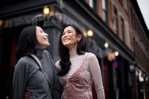 Dos hermosa asiático mujeres juntos en nuevo york, usa - foto de stock