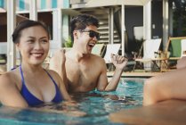 Schöne junge asiatische Freunde entspannen im Pool — Stockfoto