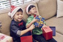Щасливі азіатські хлопчики святкують Різдво разом — стокове фото