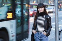 Молода приваблива азіатська жінка, що йде в місті — стокове фото