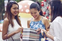 Jovem atraente asiático mulheres no Natal compras — Fotografia de Stock