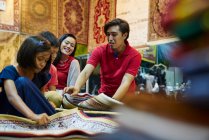 RELEASES Junge Familie stöbert auf dem Geylang Bazaar in Singapur nach Teppichen — Stockfoto