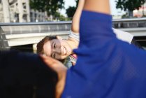 Молоді азіатські жінки роблять розтягування на відкритому повітрі — стокове фото