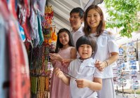 RELEASES Glückliche junge asiatische Familie zusammen auf dem Wochenmarkt — Stockfoto