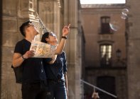 Casal chinês em Barcelona sightseeing, Espanha — Fotografia de Stock