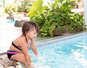 Молода маленька азіатська дівчинка-малюк грає в басейні — стокове фото