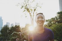 Молода спортивна азіатська жінка в парку — стокове фото
