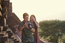Jeune couple prenant des photos autour de l'ancien temple Pyathadar, Bagan, Myanmar — Photo de stock